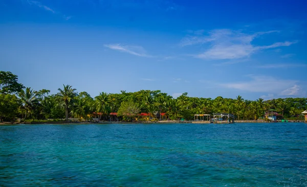 Isla kolon, Panama - 25 Nisan 2015: Bocas del Toro en kuzeydeki ve ana adada iki nokta üst üste ada değildir — Stok fotoğraf