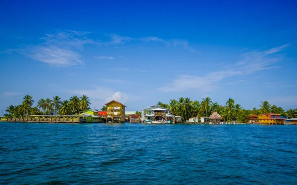 Isla jelita grubego, Panama - 25 kwietnia 2015: Colon wyspa jest najbardziej wysuniętym na północ i główne wyspy w Bocas del Toro — Zdjęcie stockowe