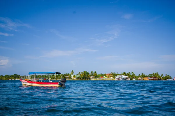 Isla colon, panama - 25. april 2015: colon island ist die nördlichste und Hauptinsel der bocas del toro — Stockfoto