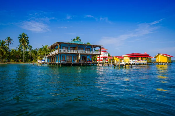 Isla Colon, Panama - 25 April 2015: Eiland Colon is de noordelijkste en belangrijkste eiland in de Bocas del Toro — Stockfoto