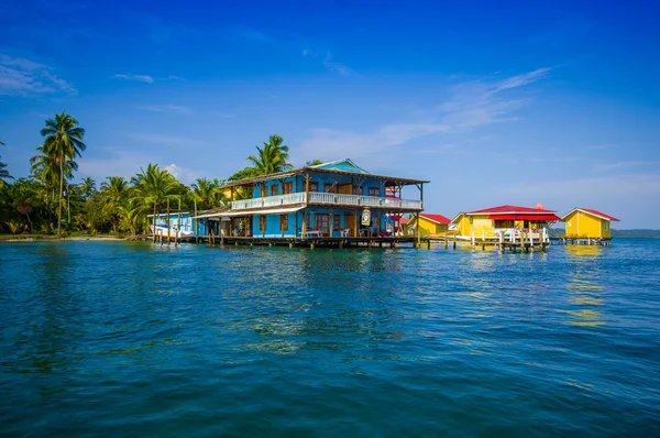 Isla kolon, Panama - 25 Nisan 2015: Bocas del Toro en kuzeydeki ve ana adada iki nokta üst üste ada değildir 