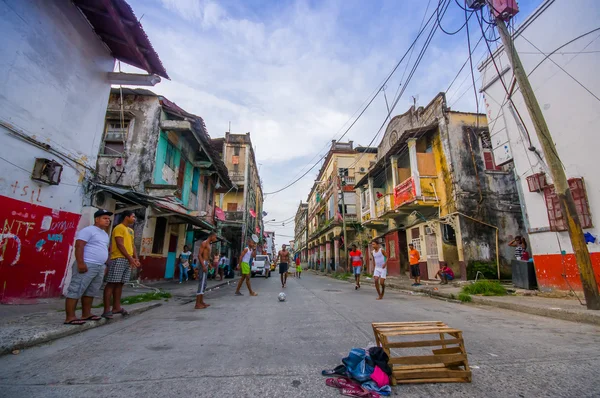 Le centre de Colon est devenu un point névralgique de crime notoire, la plupart des agences gouvernementales ont émis des avertissements sévères au sujet des voyages à la ville — Photo