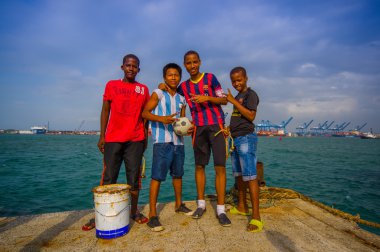 Yerel çocuklar nerede balık ve bağlantı noktası kolon Panama futbol oynamak liman tarafından asılı.