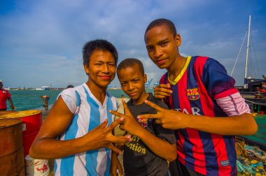 Yerel çocuklar nerede balık ve bağlantı noktası kolon Panama futbol oynamak liman tarafından asılı.