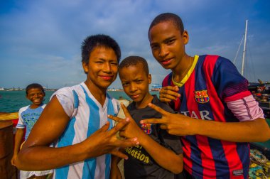 Yerel çocuklar nerede balık ve bağlantı noktası kolon Panama futbol oynamak liman tarafından asılı.