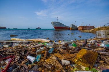 İki nokta üst üste, Panama - 15 Nisan 2015: Çevre kirliliği karaya plaj Panama Kanalı yanındaki yıkama