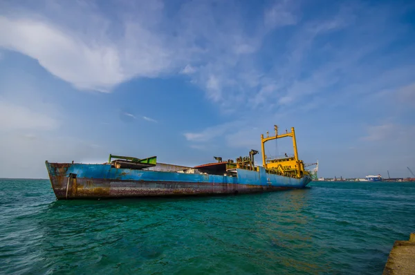 Båtar i hamnen av kolon i Panama — Stockfoto
