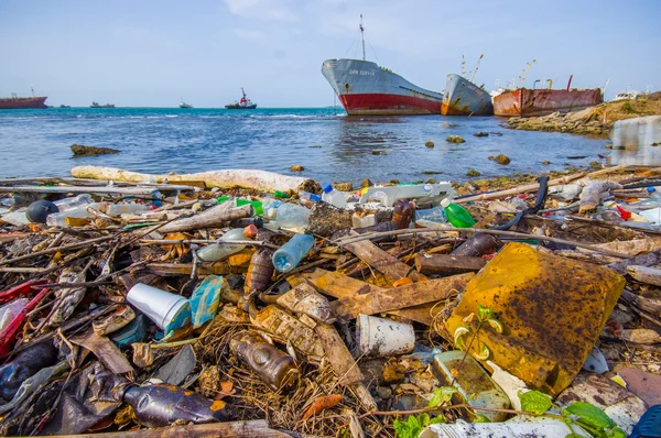 COLON, PANAMÁ - 15 DE ABRIL DE 2015: Lavado de desechos y contaminación en las orillas de la playa en la ciudad de Colón en Panamá — Foto de Stock