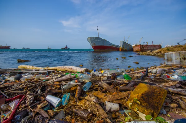 Товстої кишки, Панама - 15 квітня 2015: Забруднення навколишнього середовища, миття на березі біля Панамський канал на пляжі — стокове фото