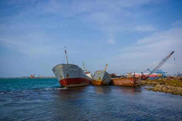 Boote, die auf Reparaturfahrt neben dem Panamakanal sind — Stockfoto