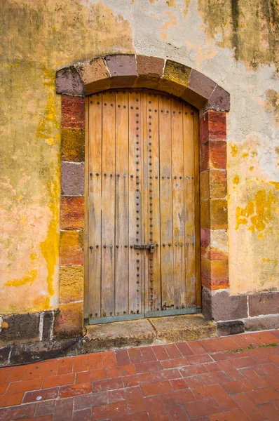 Ældste dør i den historiske gamle bydel i Panama by - Stock-foto