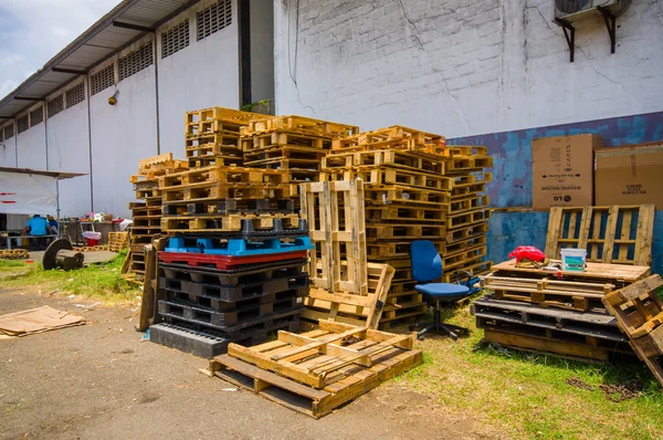 İki nokta üst üste serbest ticaret bölgesi Panama Kanalı Atlantik girişine yakın büyük bir varlıktır