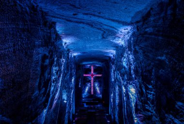Mermer ve yeraltı tuz katedral içinde bir maden dan çok renkli tüneller inşa Zipaquira, tuz heykeller. Kolombiyalı mimarisinin bir etkileyici başarı.