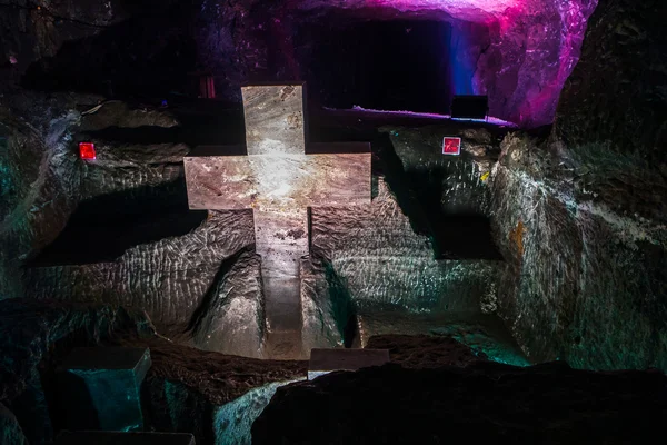 Marble sculpture cross at underground Salt Cathedral Zipaquira built within the multicolored tunnels from a mine. One impresive accomplishment of Colombian architecture. — Stock Fotó