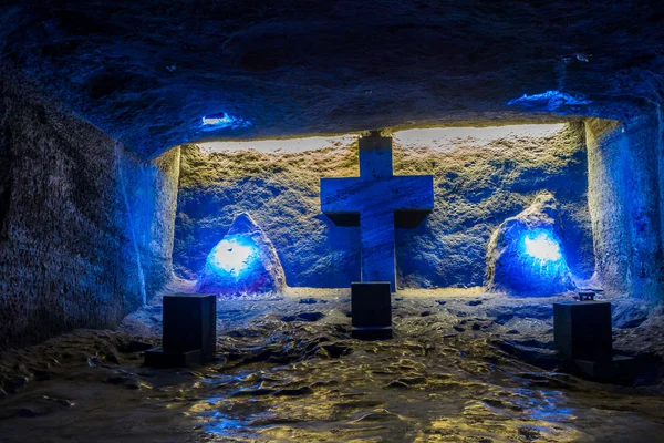 Márvány és só szobrok: underground Salt Cathedral Zipaquira épült az enyém tarka alagutak. Egy impresive megvalósítása a kolumbiai építészet. — Stock Fotó