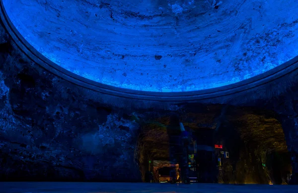 Marmor und Salzskulpturen in der unterirdischen Salzkathedrale zipaquira, die in den bunten Stollen einer Mine errichtet wurde. eine beeindruckende Errungenschaft kolumbianischer Architektur. — Stockfoto