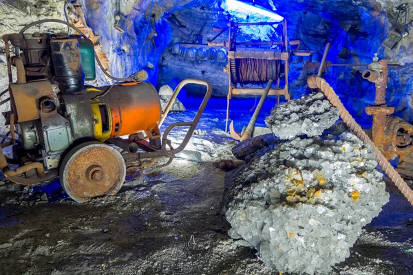 Bauarbeiten an der unterirdischen Salzkathedrale zipaquira, die innerhalb der bunten Stollen einer Mine errichtet wurde. eine beeindruckende Errungenschaft kolumbianischer Architektur. — Stockfoto