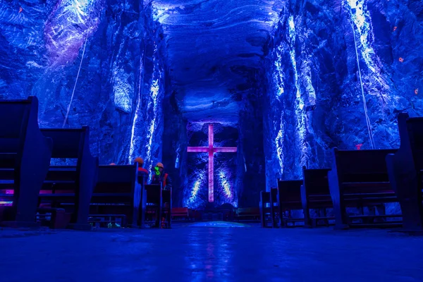 Marmuru i rzeźby solne w podziemnych soli Zipaquira Katedra zbudowana w wielobarwny tunele z kopalni. Jeden godne realizacji architektury kolumbijski. — Zdjęcie stockowe