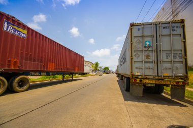 İki nokta üst üste serbest ticaret bölgesi Panama Kanalı Atlantik girişine yakın büyük bir varlıktır