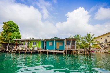 Bocas del Toro Eyaleti'nin başkentidir. Bu şehir Isla kolon üzerinde yer alır.