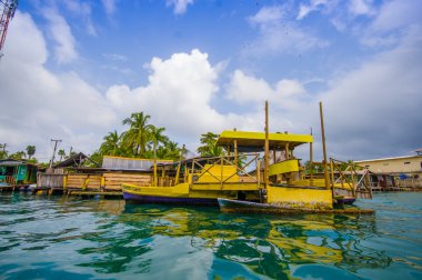 Bocas del Toro Eyaleti'nin başkentidir. Bu şehir Isla kolon üzerinde yer alır.