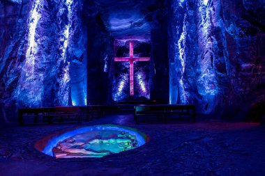 Mermer ve yeraltı tuz katedral içinde bir maden dan çok renkli tüneller inşa Zipaquira, tuz heykeller. Kolombiyalı mimarisinin bir etkileyici başarı.