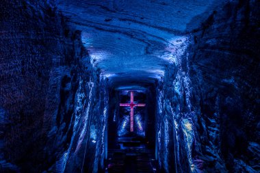 Mermer ve yeraltı tuz katedral içinde bir maden dan çok renkli tüneller inşa Zipaquira, tuz heykeller. Kolombiyalı mimarisinin bir etkileyici başarı.