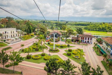 Ulusal kahve Park, Kolombiya, aşağı görünümünü teleferik yolunu Milli Coffee gezi yolcu bakış açısıyla atışı başladığı plaza gösterilen Parkı içinde