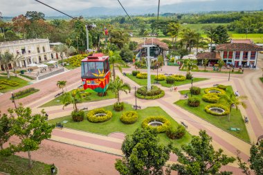Ulusal kahve Park, Kolombiya, aşağı görünümünü teleferik yolunu Milli Coffee gezi yolcu bakış açısıyla atışı başladığı plaza gösterilen Parkı içinde