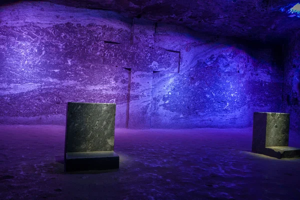 大理石と地下塩大聖堂 Zipaquira 鉱山から色とりどりのトンネル内で塩の彫刻。コロンビアの建築の impresive 成果の一つ. — ストック写真