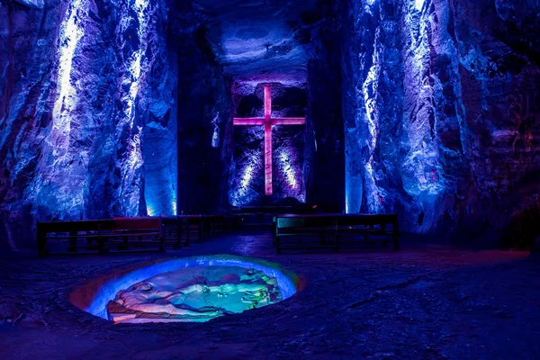 大理石と地下塩大聖堂 Zipaquira 鉱山から色とりどりのトンネル内で塩の彫刻。コロンビアの建築の impresive 成果の一つ. — ストック写真