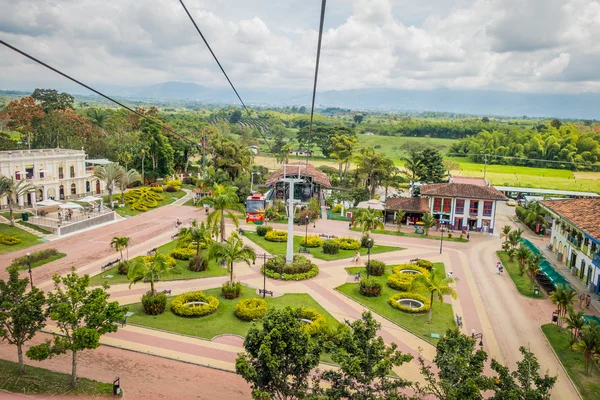 Nemzeti kávé Park, Kolumbia, Downward nézet felvonó útvonal, nemzeti kávézó park plaza mutatja, ahol a kirándulás kezdődik lövés utasok szemszögéből — Stock Fotó