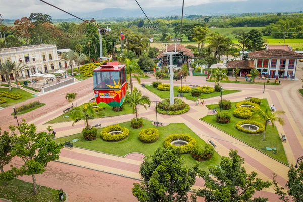 NATIONAL COFFEE PARK, COLOMBIA, Downward view of cable car path inside National Coffe Park showing plaza where trip begins shot from passenger perspective — Stock Photo, Image