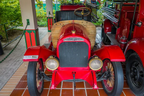 Hermosos camiones de bomberos rojos antiguos estacionados en la zona de garaje dentro del parque nacional de café en Colombia, disparados desde el ángulo frontal —  Fotos de Stock