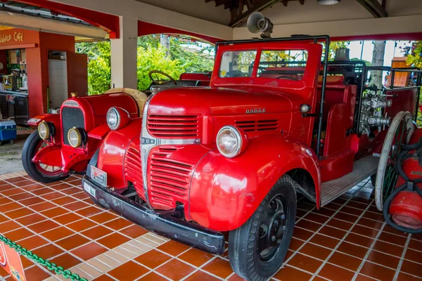 Wunderschöne antike rote Feuerwehrfahrzeuge, die im Garagenbereich innerhalb des nationalen Kaffeeparks in Kolumbien geparkt sind, aus dem Frontwinkel geschossen — Stockfoto