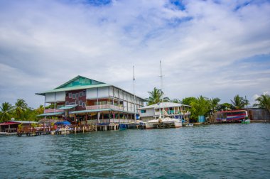Bocas del Toro Eyaleti'nin başkentidir. Bu şehir Isla kolon üzerinde yer alır.
