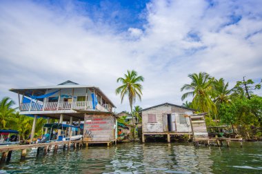 Bocas del Toro Eyaleti'nin başkentidir. Bu şehir Isla kolon üzerinde yer alır.