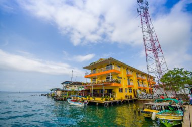 Bocas del Toro Eyaleti'nin başkentidir. Bu şehir Isla kolon üzerinde yer alır.