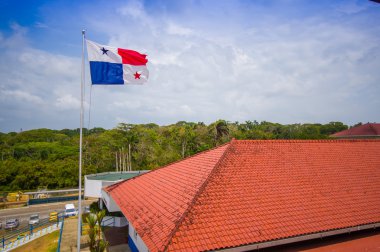 Gatun kilitler, Panama Kanalı. Bu kilitleri Panama Kanalı Atlantik girişinde yer alan ilk ayarlanır.