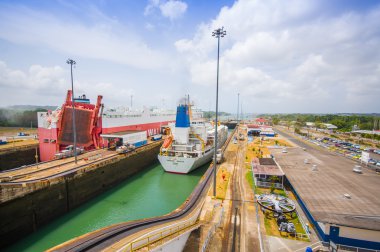 Gatun kilitler, Panama Kanalı. Bu kilitleri Panama Kanalı Atlantik girişinde yer alan ilk ayarlanır.