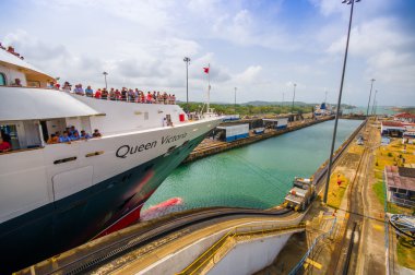 Gatun kilitler, Panama Kanalı. Bu kilitleri Panama Kanalı Atlantik girişinde yer alan ilk ayarlanır.