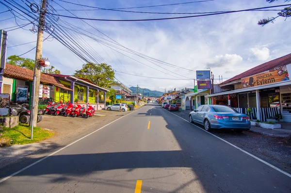 Boquete est une ville touristique sur la rivière Caldera, dans les hautes montagnes verdoyantes du Panama — Photo