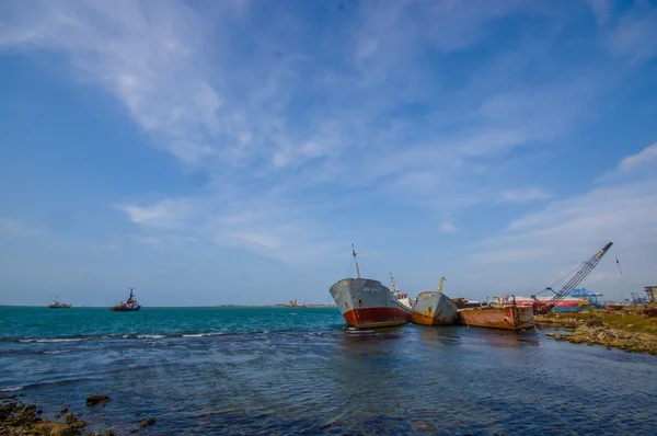 Båtar som är på skadestånd vid Panamakanalen — Stockfoto