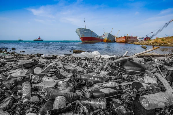 Waste and pollution washing on the shores of the beach in city of Colon in Panama — Stock Photo, Image