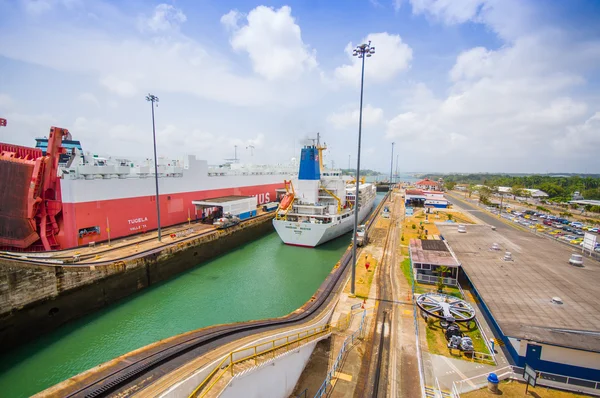 Gatun Locks, Canal do Panamá. Este é o primeiro conjunto de fechaduras situado na entrada atlântica do Canal do Panamá . — Fotografia de Stock