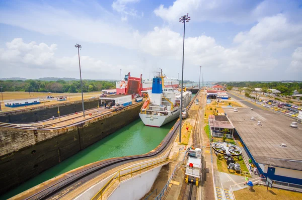 Śluzie blokad, Kanał Panamski. Jest to pierwszy zestaw blokad położony na Atlantyku wejścia kanału Panamskiego. — Zdjęcie stockowe
