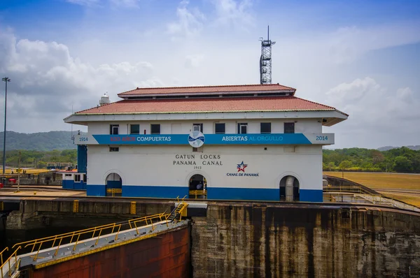 Schleusen, Panamakanal. Dies ist die erste Schleuse am atlantischen Eingang des Panamakanals. — Stockfoto