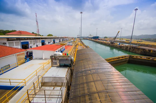 Gatun kilitler, Panama Kanalı. Bu kilitleri Panama Kanalı Atlantik girişinde yer alan ilk ayarlanır. — Stok fotoğraf