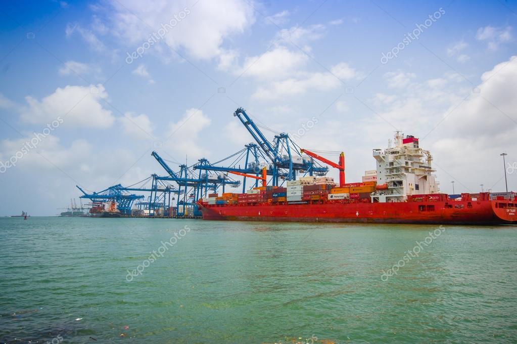 La Zona Franca de Colón es una gran entidad cerca de la entrada