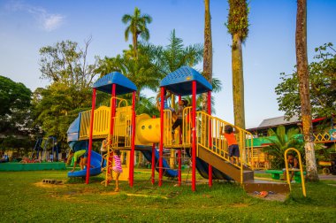 Panama, Panama - 16 Nisan 2015: Isla Bocas del Toro en nüfuslu ada olan kolon sokak görünümü 